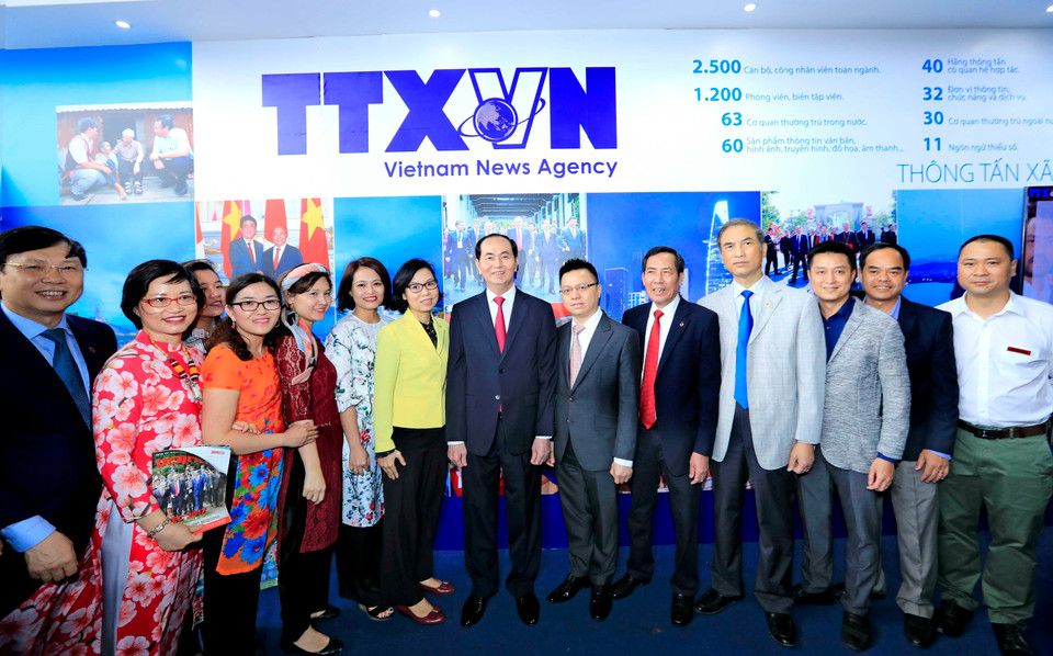 Chủ tịch nước Trần Đại Quang chụp ảnh chung với các lãnh đạo, phóng viên, biên tập viên Thông tấn xã Việt Nam tại Hội báo toàn quốc năm 2018. (Ảnh: Nhan Sáng/TTXVN)