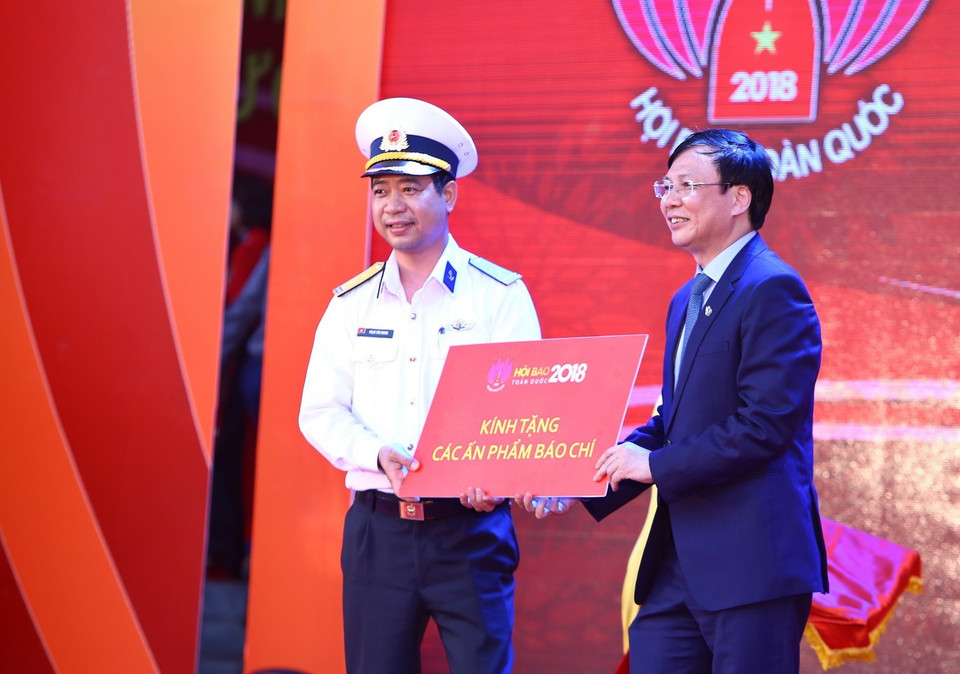 Phó Chủ tịch thường trực Hội Nhà báo Việt Nam Hồ Quang Lợi tặng các ấn phẩm cho đại diện Bộ tư lệnh Hải quân. (Ảnh: Minh Quyết/TTXVN).