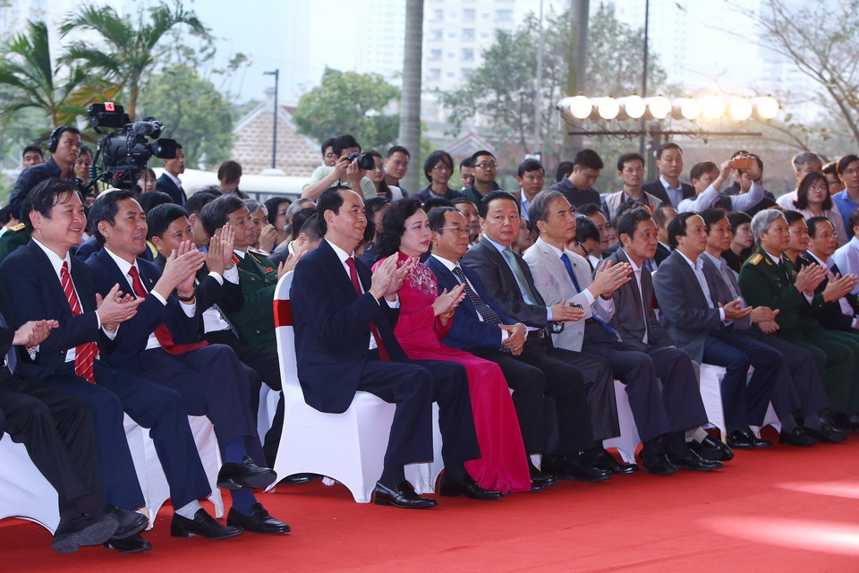 Chủ tịch nước Trần Đại Quang và các đại biểu dự bế mạc Hội báo toàn quốc năm 2018. (Ảnh: Minh Quyết/TTXVN)