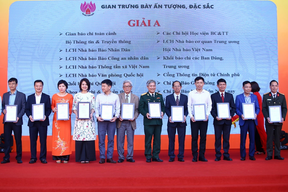 Ban tổ chức trao giải A Gian trưng bày ấn tượng, đặc sắc. (Ảnh: Minh Quyết/TTXVN)