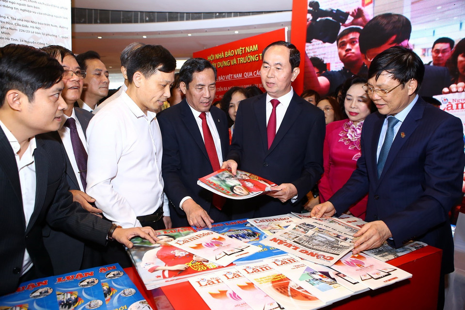 Chủ tịch nước Trần Đại Quang thăm các gian trưng bày ấn phẩm tại Hội báo toàn quốc năm 2018. (Ảnh: Minh Quyết/TTXVN)