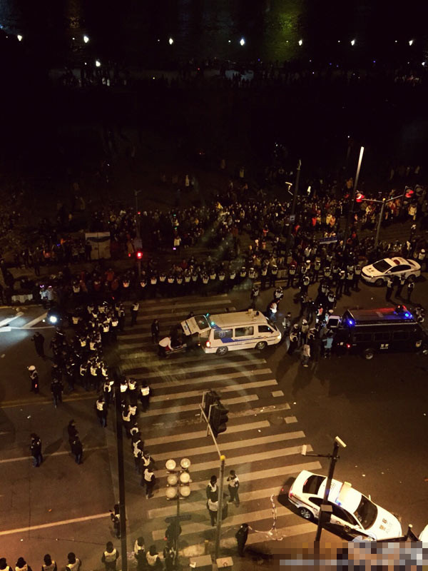 Cảnh sát bảo vệ hiện trường. (Nguồn: news.china.com.cn)