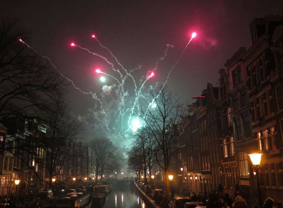 Pháo hoa tại Bloemgracht, Amsterdam (Hà Lan).