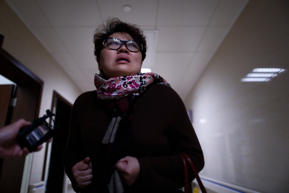 Thân nhân lo lắng chờ thông tin tại một bệnh viện, nơi các nạn nhân vụ giẫm đạp được chuyển đến điều trị. (Ảnh: AFP/TTXVN)