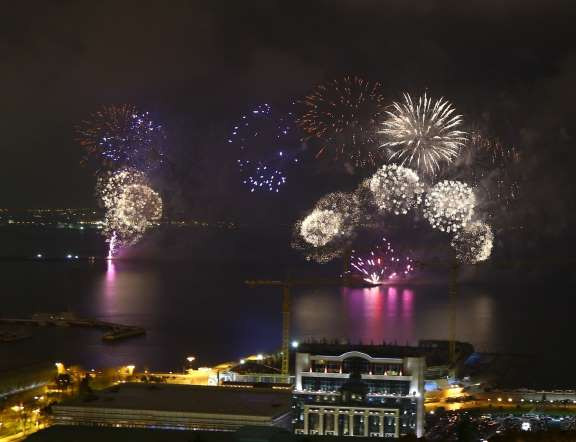 Pháo hoa thắp sáng bầu trời Baku (Azerbaijan) trong buổi lễ chào đón Năm mới.