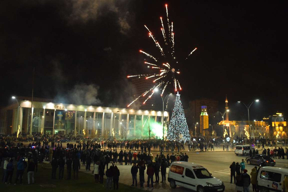 Người dân tụ tập tại Quảng trường Skanderbeg, Tirana (Albania) để xem bắn pháo hoa.