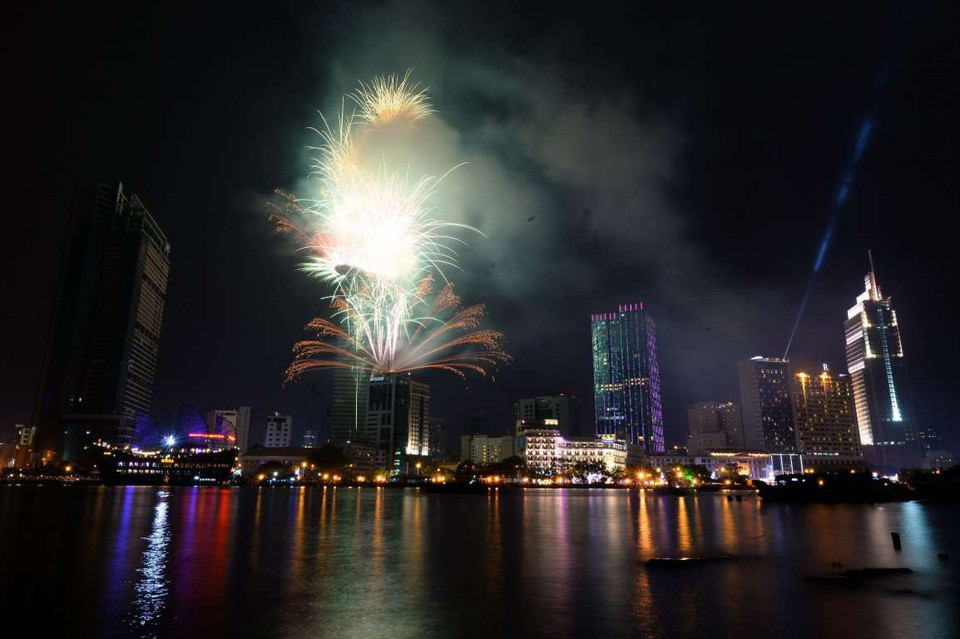 Hình ảnh pháo hoa rực rỡ nhìn từ tòa nhà Bitexco, Thành phố Hồ Chí Minh. 