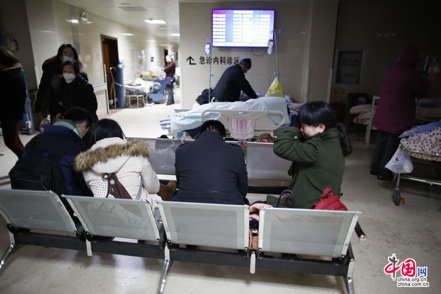 Người thân của các nạn nhân tại bệnh viện. (Nguồn: jwb.com.cn)