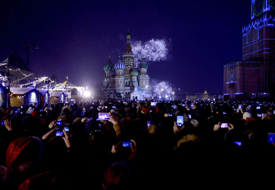 Pháo hoa thắp sáng bầu trời Nhà thờ Saint Basil, Moscow (Nga).
