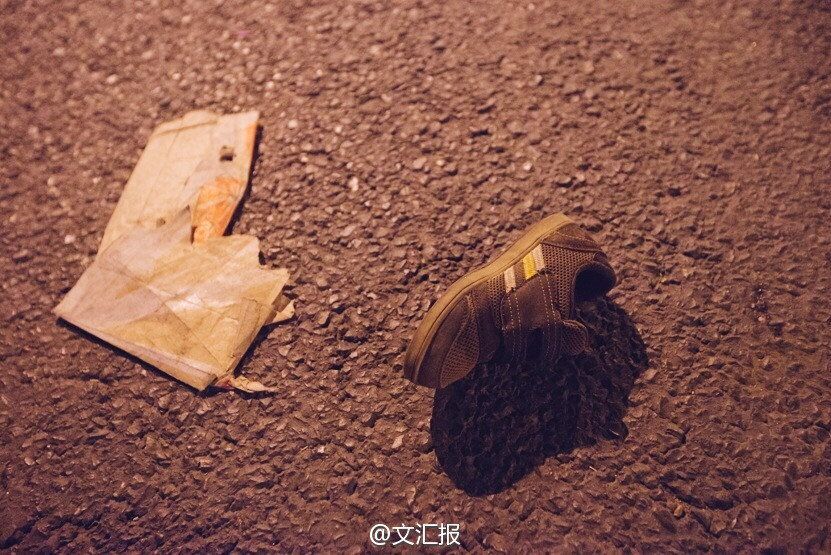 Giầy và đồ đạc rơi lại tại hiện trường. (Nguồn: news.china.com.cn)