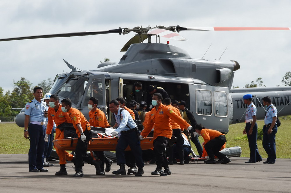 Lực lượng cứu hộ Indonesia chuyển thi thể nạn nhân máy bay QZ8501 từ Biển Java về Pangkalan Bun ngày 1/1/2015. (Nguồn: AFP/TTXVN)