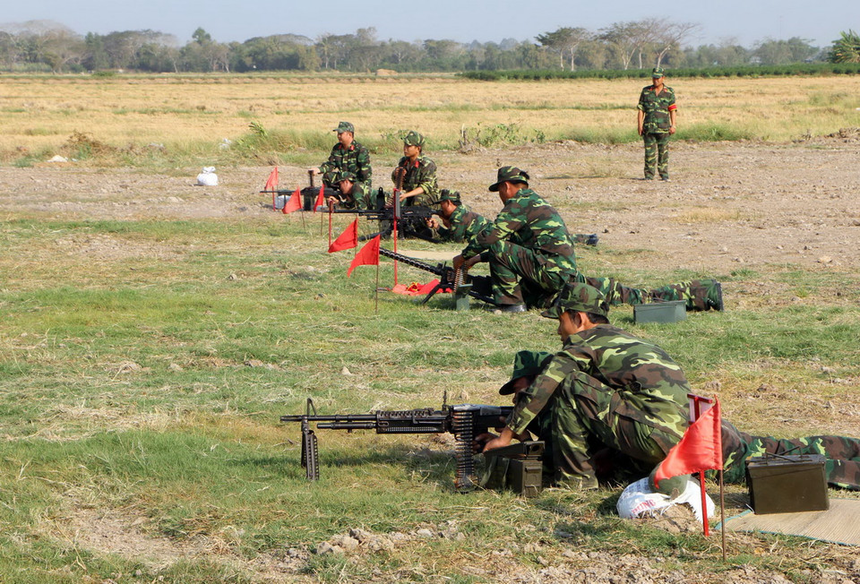 Huấn luyện bắn súng cho các chiến sỹ mới tại thao trường. (Ảnh: Trung Hiếu/TTXVN) 