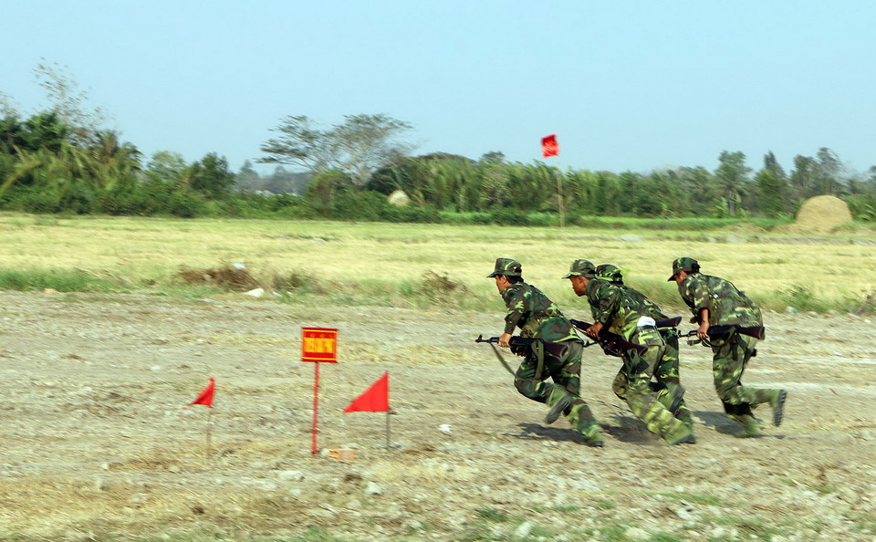 Áp sát mục tiêu chiến đấu. (Ảnh: Trung Hiếu/TTXVN) 