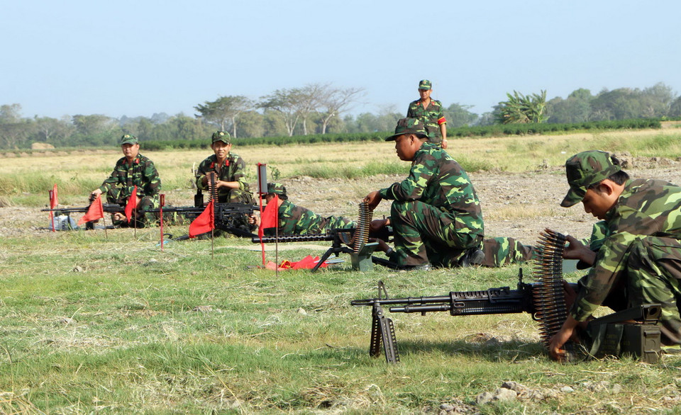 Huấn luyện bắn súng cho các chiến sỹ mới tại thao trường. (Ảnh: Trung Hiếu/TTXVN) 