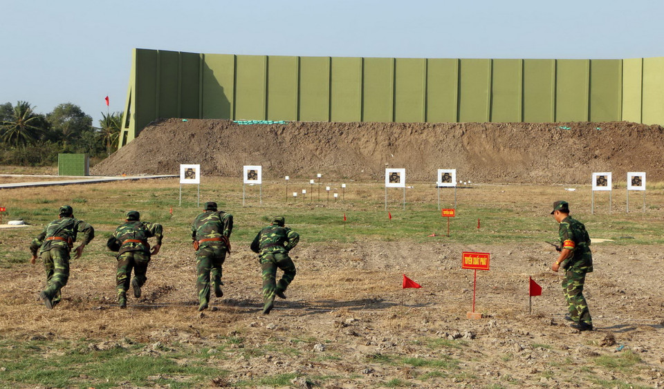 Các bài huấn luyện cho lực lượng bộ binh tại thao trường. (Ảnh: Trung Hiếu/TTXVN) 