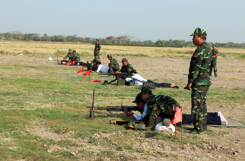 Huấn luyện bắn súng cho khối các cơ quan, đơn vị tại thao trường. (Ảnh: Trung Hiếu/TTXVN) 