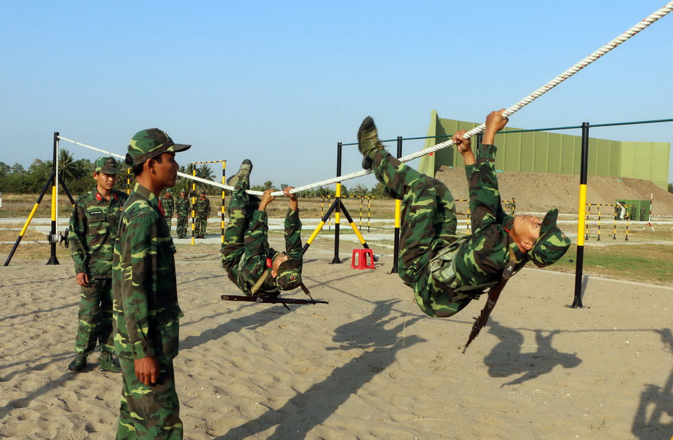 Chiến sỹ mới khổ luyện tại thao trường. (Ảnh: Trung Hiếu/TTXVN) 