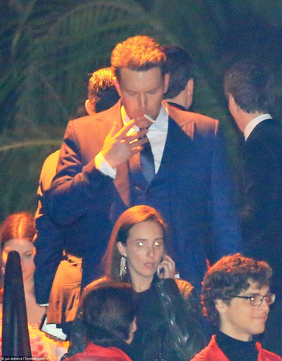 Cách đó không xa, 'Người dơi' ra về một mình (Nguồn: Daily Mail) 