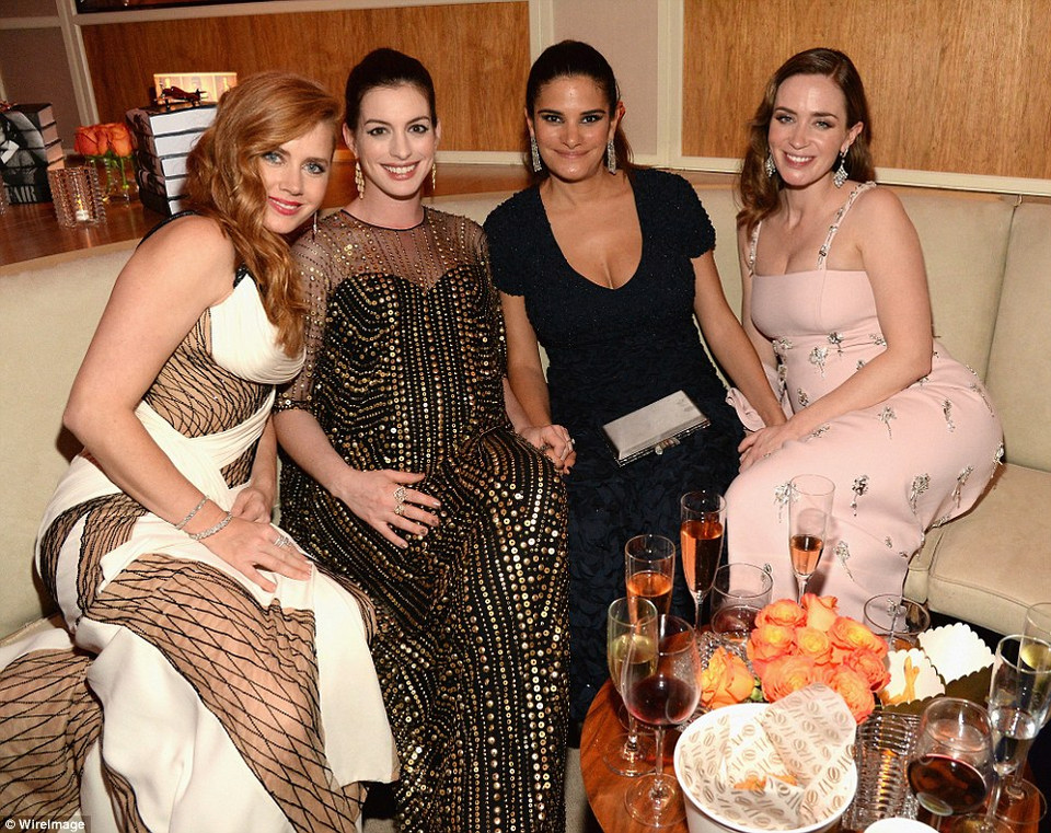 Dàn chân dài dự tiệc, từ trái qua là Amy Adams, Anne Hathaway và Emily Blunt ngồi ngoài cùng bên phải. (Nguồn: Daily Mail) 