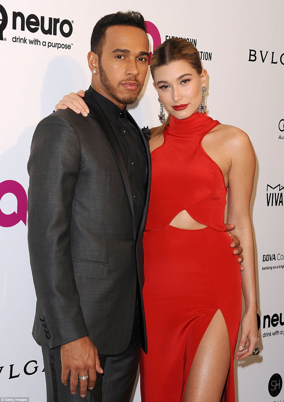 Lewis Hamilton và Hailey Baldwin tình cảm tới dự tiệc. (nguồn: Daily Mail)