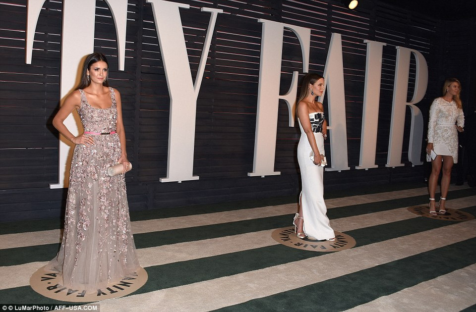 Ban tổ chức đã bố trí các vòng tròn đánh dấu các vị trí giúp khách tham dự bữa tiệc dễ dàng tỏa sáng trước ống kính của báo giới. (Nguồn: Daily Mail)