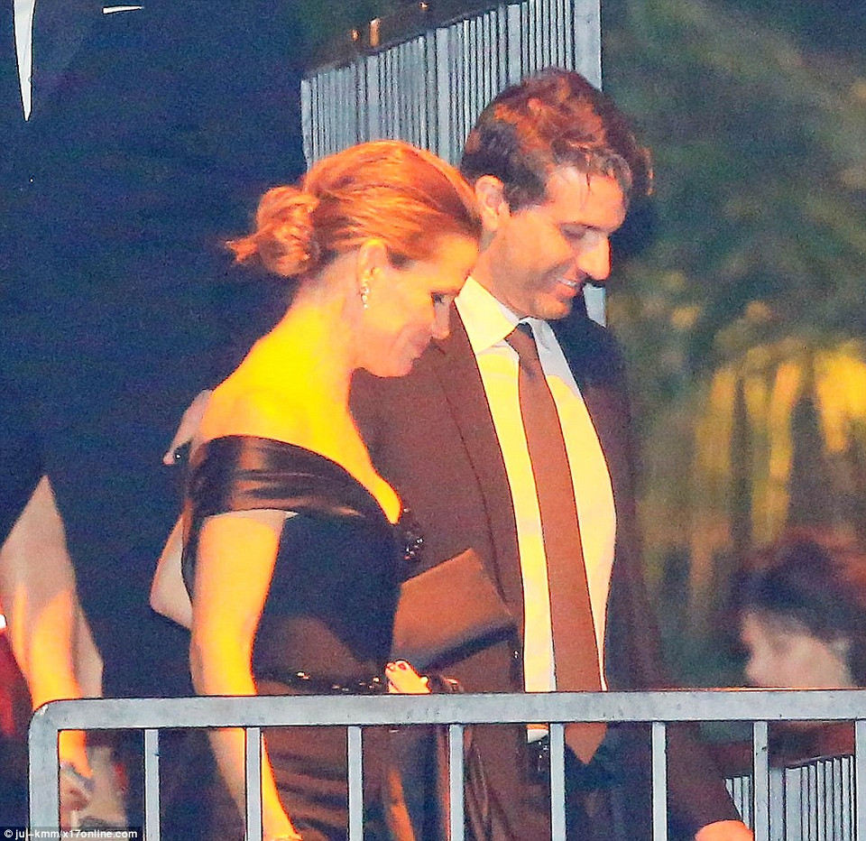 Vợ cũ của 'Người dơi' Ben Affleck cùng một người đàn ông lạ mặt rời khỏi bữa tiệc. (Nguồn: Daily Mail)