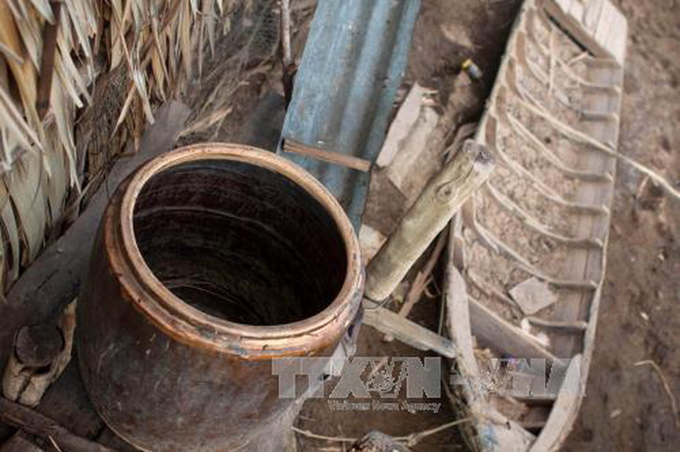 Phương tiện đi lại đường sông của một hộ dân bỏ không bên dòng Kênh Bà Kẹp,xã Đại Ân 2, huyện Trần Đề, tỉnh Sóc Trăng. (Ảnh: Duy Khương/TTXVN)