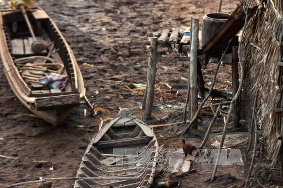 Phương tiện đi lại đường sông của một hộ dân bỏ không bên dòng Kênh Bà Kẹp,xã Đại Ân 2, huyện Trần Đề, tỉnh Sóc Trăng. (Ảnh: Duy Khương/TTXVN)