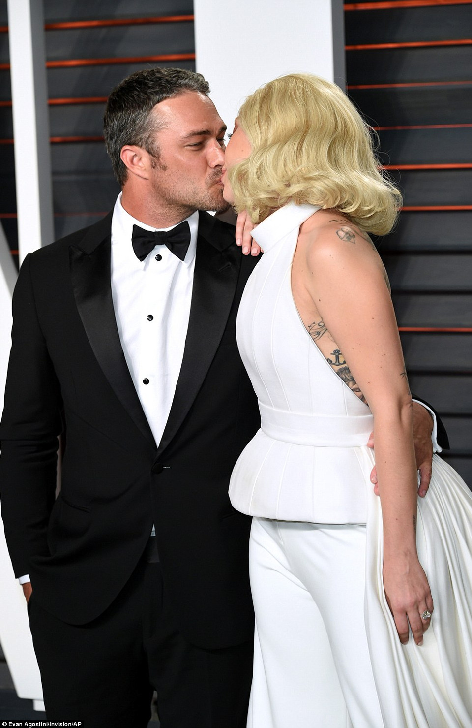 Lady Gaga không ngần ngại hôn Taylor Kinney. (Nguồn: Daily Mail)