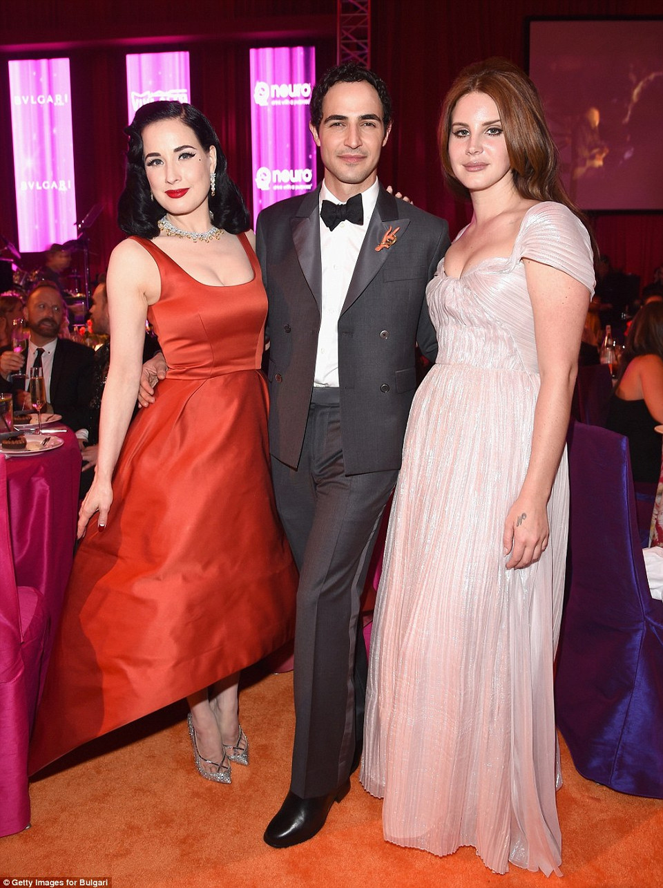 Nhà thiết kế Zac Posen đứng giữa 2 giọng ca Dita Von Teese và Lana Del Rey. (Nguồn: Daily Mail)
