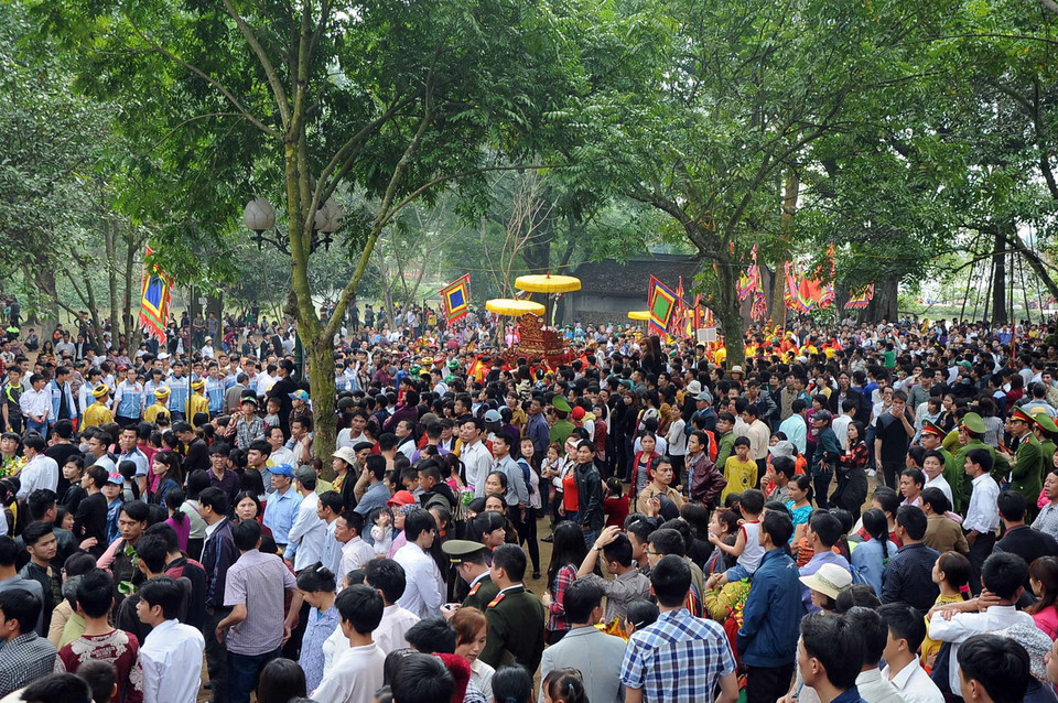 Đông đảo khách thập phương về dự hội đền Sóc. (Ảnh: Quang Quyết/TTXVN) 