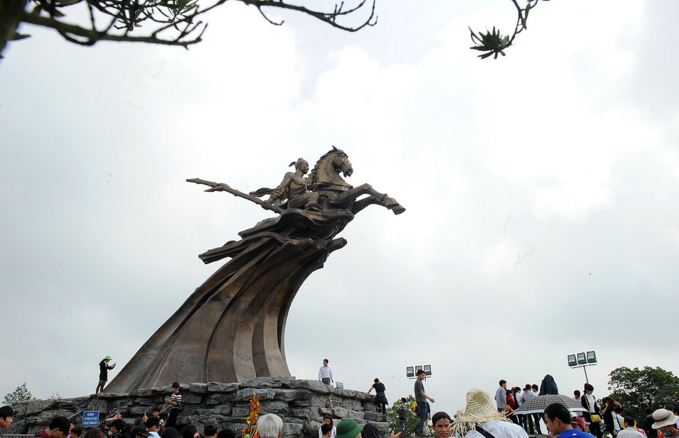 Tượng Thánh Gióng tại khu di tích. (Ảnh: Quang Quyết/TTXVN) 