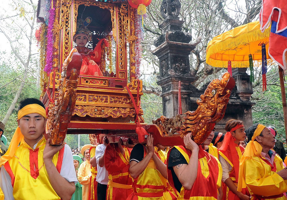 Lễ rước kiệu Tướng trẻ trong ngày hội. (Ảnh: Quang Quyết/TTXVN) 