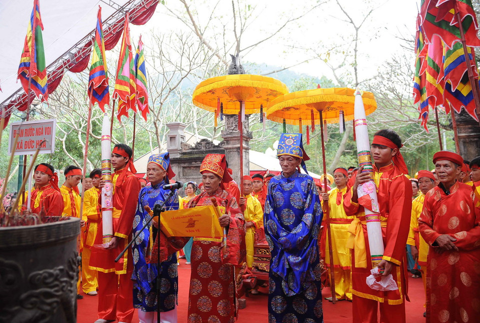 Lễ rước ngà voi của xã Đức Hòa. (Ảnh: Quang Quyết/TTXVN) 