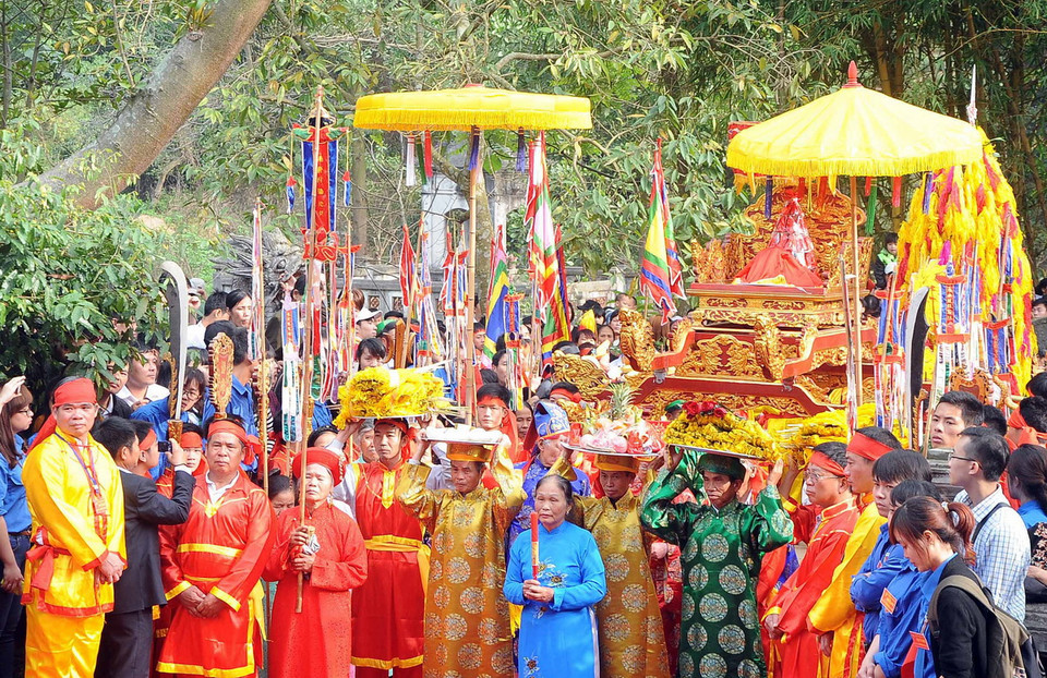 Các đoàn thực hiện nghi lễ rước trong ngày hội. (Ảnh: Quang Quyết/TTXVN) 