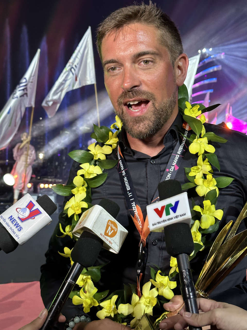 Đại diện đội pháo hoa Pháp chia sẻ niềm vui với báo chí sau khi đoạt chức vô địch DIFF 2023. (Ảnh: Trần Lê Lâm/TTXVN)