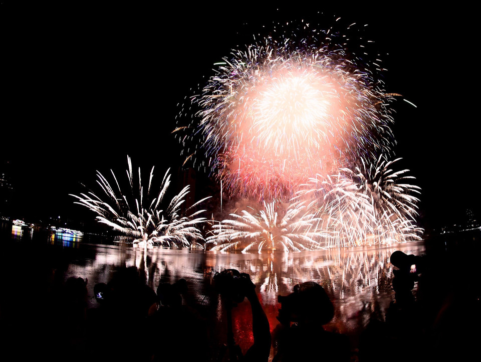 Pháo hoa rực rỡ trên bầu trời Đà Nẵng, bên bờ Sông Hàn. (Ảnh: Trần Lê Lâm/TTXVN)