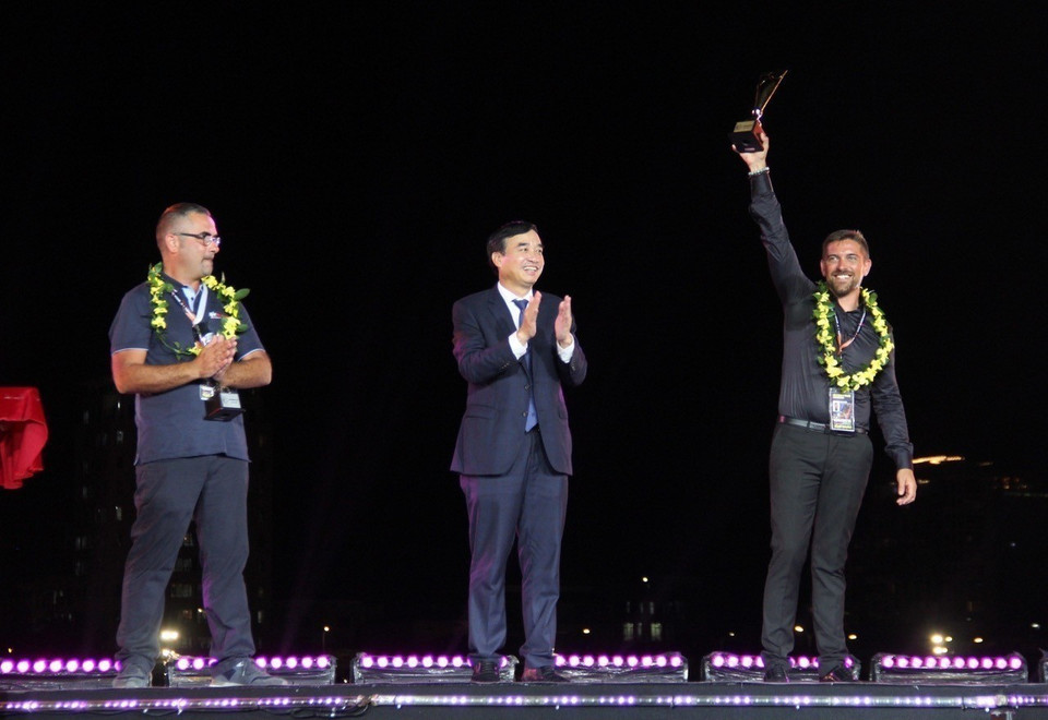 Ban Tổ chức trao giải cho đội pháo hoa Pháp (phải) đoạt chức vô địch DIFF 2023 và đội Italy đạt á quân. (Ảnh: TTXVN phát)