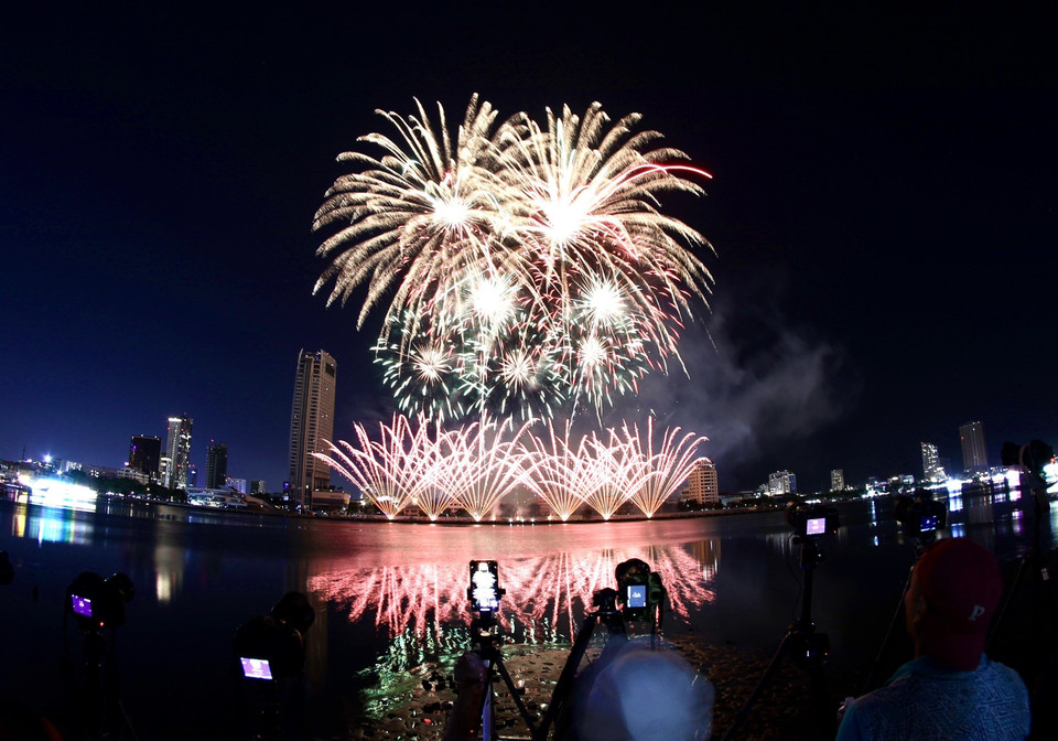 Màn trình diễn pháo hoa của đội Pháp. (Ảnh: Trần Lê Lâm/TTXVN)