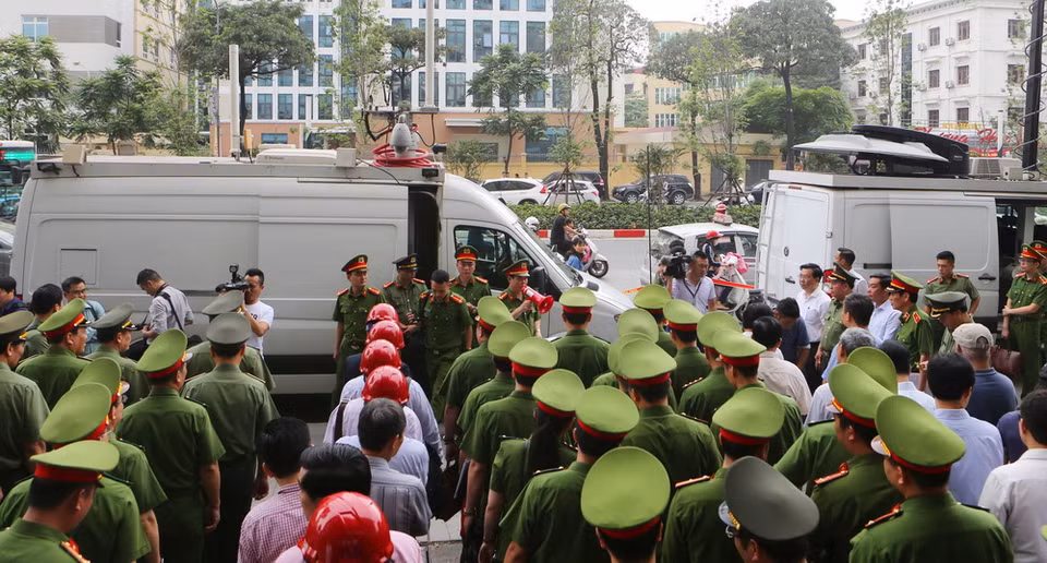Đoàn kiểm tra công tác phòng cháy, chữa cháy tại chung cư cao tầng M3, M4 số 91, Nguyễn Trí Thanh. (Ảnh: Doãn Tấn/TTXVN)