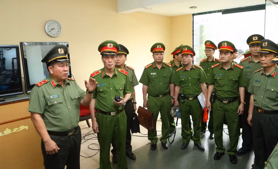 Trung tướng Bùi Văn Thành, Thứ trưởng Bộ Công an, trưởng đoàn kiểm tra công tác phòng cháy, chữa cháy tại chung cư cao tầng M3, M4 số 91, Nguyễn Trí Thanh. (Ảnh: Doãn Tấn/TTXVN)