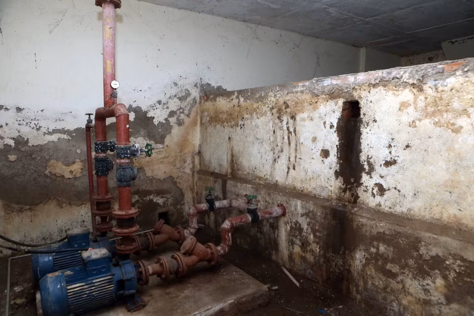Tình trạng cũ nát, xuống cấp của hệ thống bơm nước tại chung cư cao tầng M3, M4 số 91, Nguyễn Trí Thanh. (Ảnh: Doãn Tấn/TTXVN)