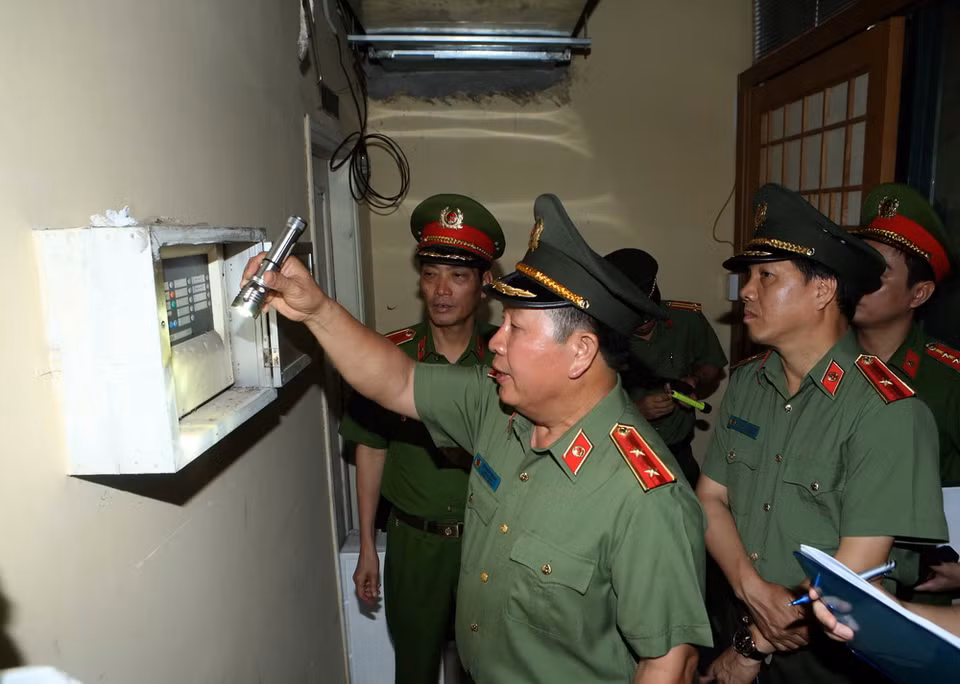 Trung tướng Bùi Văn Thành, Thứ trưởng Bộ Công an, trưởng đoàn kiểm tra công tác phòng cháy, chữa cháy tại chung cư cao tầng M3, M4 số 91, Nguyễn Trí Thanh. (Ảnh: Doãn Tấn/TTXVN)