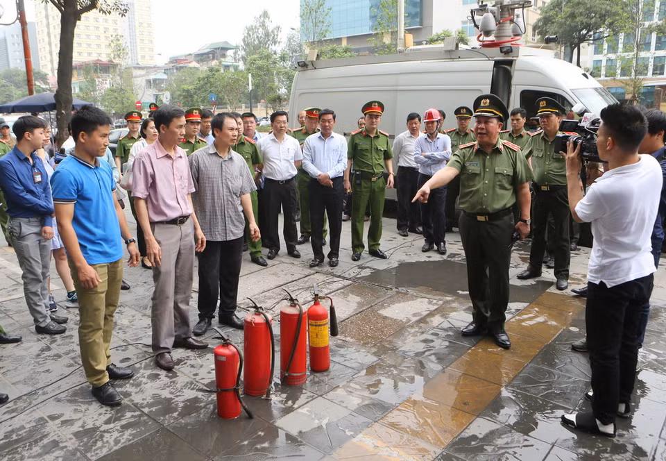 Trung tướng Bùi Văn Thành, Thứ trưởng Bộ Công an, trưởng đoàn kiểm tra bình chữa cháy bị hư hỏng do để lâu ngày tại chung cư cao tầng M3, M4 số 91, Nguyễn Trí Thanh. (Ảnh: Doãn Tấn/TTXVN)