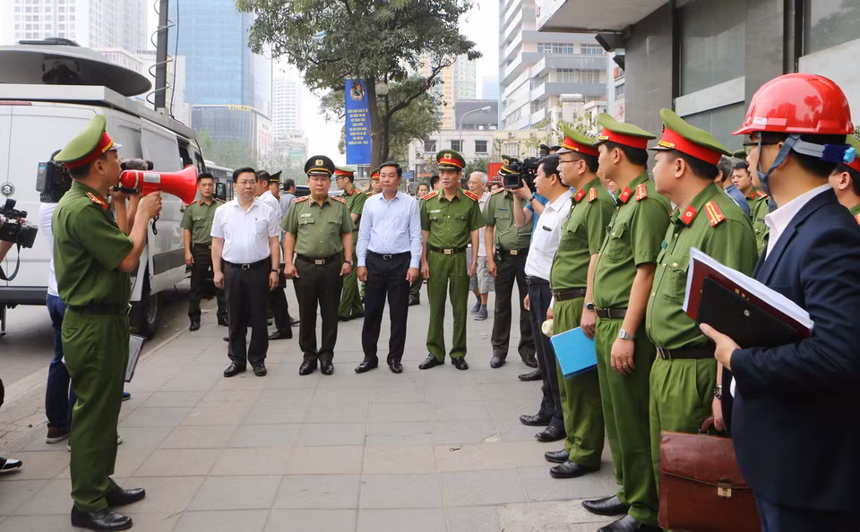 Trung tướng Bùi Văn Thành, Thứ trưởng Bộ Công an, trưởng đoàn đến kiểm tra công tác phòng cháy, chữa cháy tại chung cư cao tầng M3, M4 số 91, Nguyễn Trí Thanh. (Ảnh: Doãn Tấn/TTXVN) 