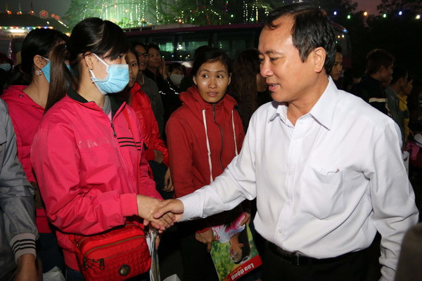 Ông Trần Văn Nam, Chủ tịch UBND tỉnh Bình Dương thăm hỏi động viên công nhân lao động. (Nguồn: Quách Lắm/TTXVN)