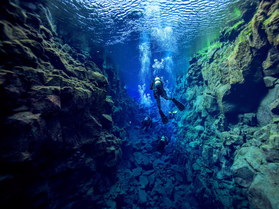 Khe nứt Silfra, ở công viên quốc gia Thingvellir (Iceland), giữa 2 lục địa. Bên cạnh việc nước trong vắt, nơi đây còn đem đến trải nghiệm đặc biệt cho du khách khi có thể chạm vào thành 2 lục địa Bắc Mỹ và châu Âu. (Nguồn: businessinsider)