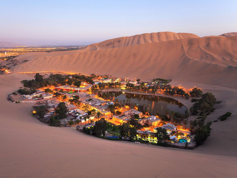 Cách thành phố Lima (Peru) 5 giờ đi về phía Nam, Huacachina là một ốc đảo giữa sa mạc. Mặt hồ ở đây từng là nơi lưu tới của tầng lớp thượng lưu gần Ica ngày trước, nhưng giờ đây, nơi đây trở thành điểm dừng chân du lịch với nhiều hoạt động hấp dẫn như lái xe trên cát, trượt cát. (Nguồn: businessinsider)