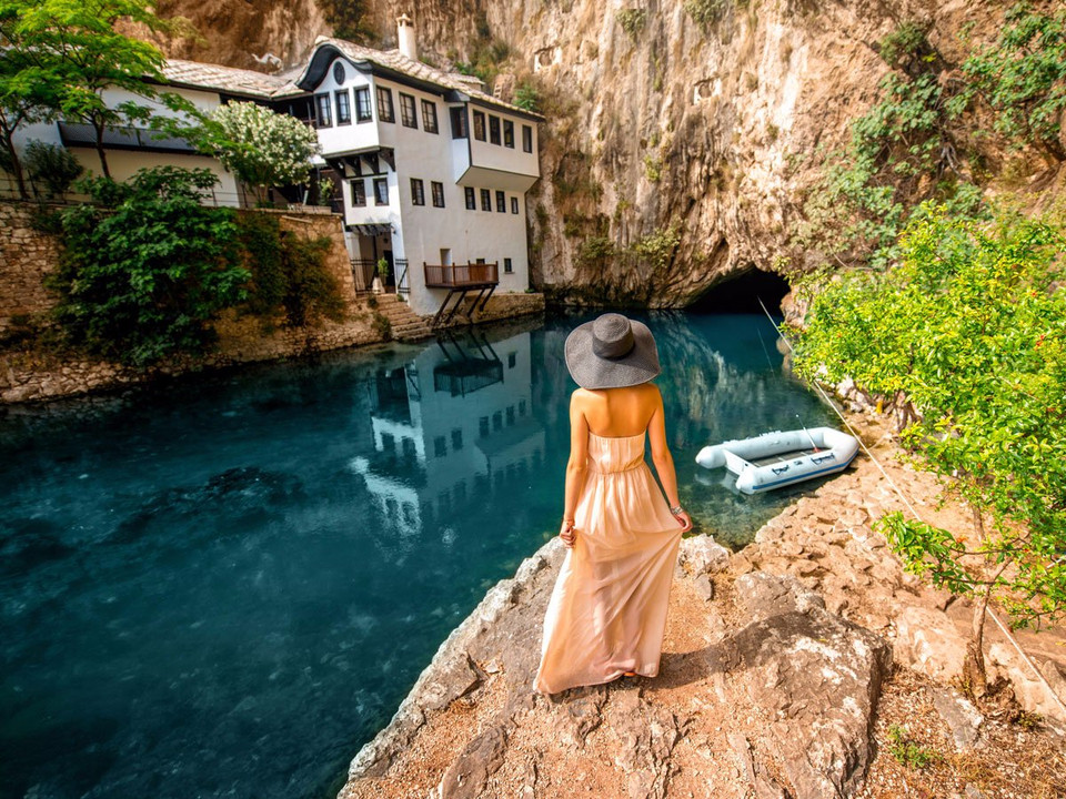Bất kỳ ai khi tới Blagaj, ngôi làng ở Bosnia &amp; Herzegovina cũng sẽ thốt lên trầm trồ khi thấy một tu viện kì vĩ của giáo phái Dervish được cạnh vách núi. Không chỉ vậy, du khách có thể chiêm ngưỡng nội thất bằng gỗ đẹp tuyệt vời và uống cốc nước lạnh trong khi ngắm sông Buna. (Nguồn: businessinsider)