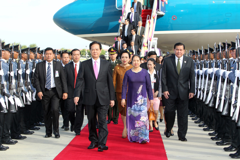  Thủ tướng Nguyễn Tấn Dũng và Phu nhân đến sân bay Donmuang. (Ảnh: Đức Tám/TTXVN) 